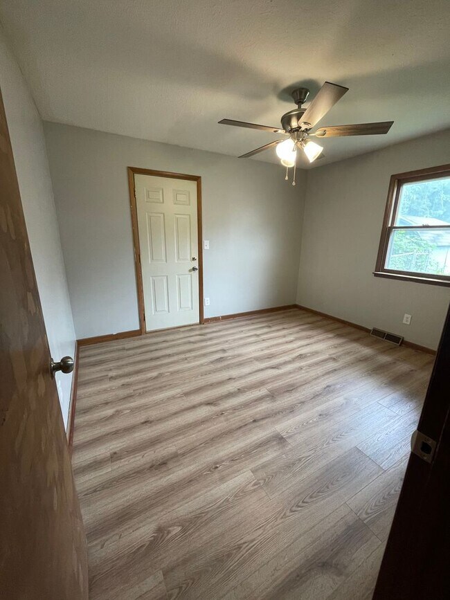 Building Photo - Updated 3 bed/1 bath home! With a 1 car ga...