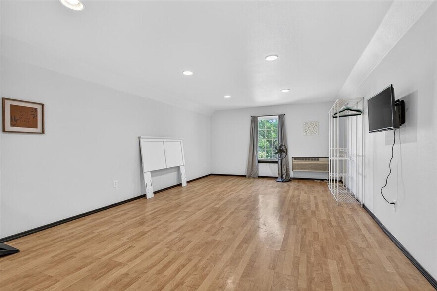 Building Photo - 1760 Minear Rd