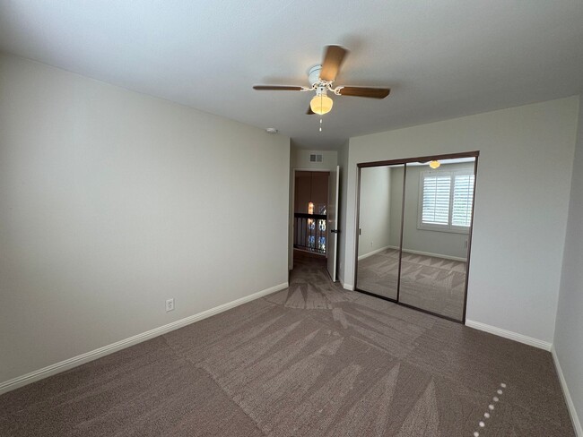 Building Photo - Charming 3Bd/2.5Ba w/Private Yard and New ...