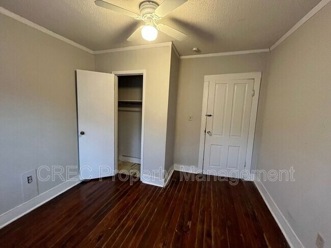 Building Photo - 160 Coming St