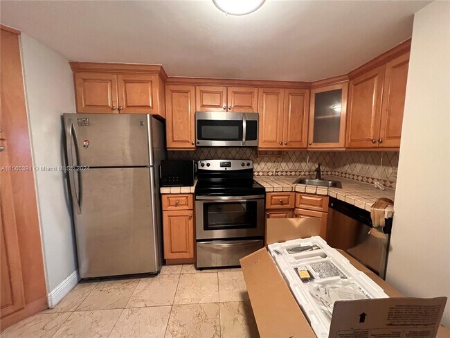 Building Photo - 825 Brickell Bay Dr