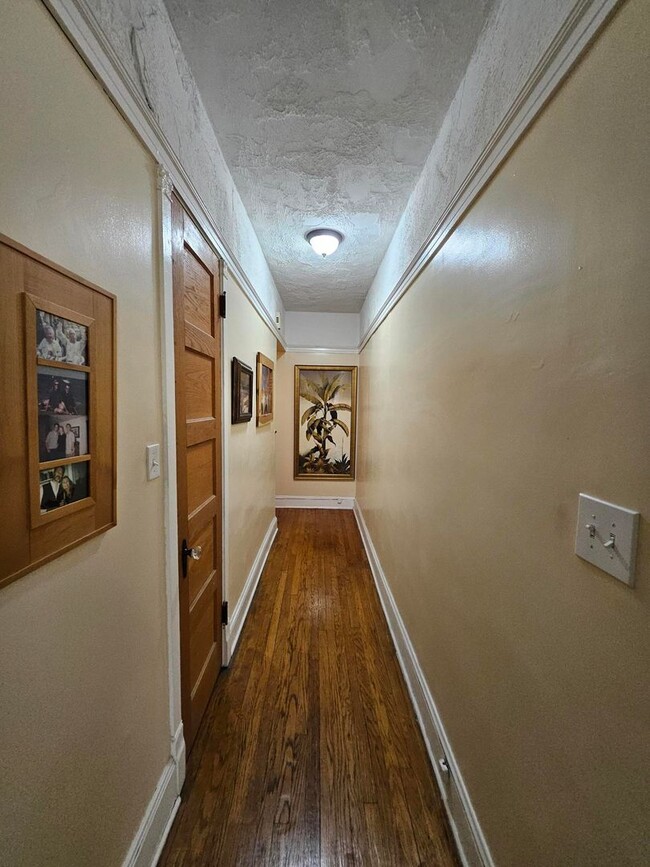 Building Photo - 817 W Belle Plaine Ave