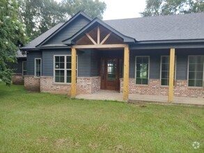 Building Photo - Charming 3 Bed 3 Bath Country Farm for Ren...