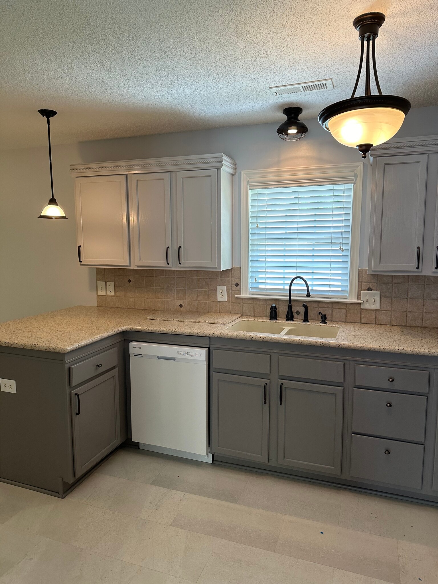 Kitchen - 1524 Hawkcrest Ln