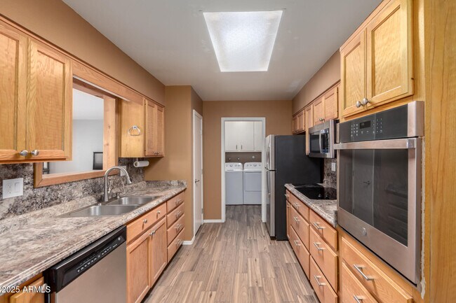 Building Photo - 9430 W Arrowhead Dr