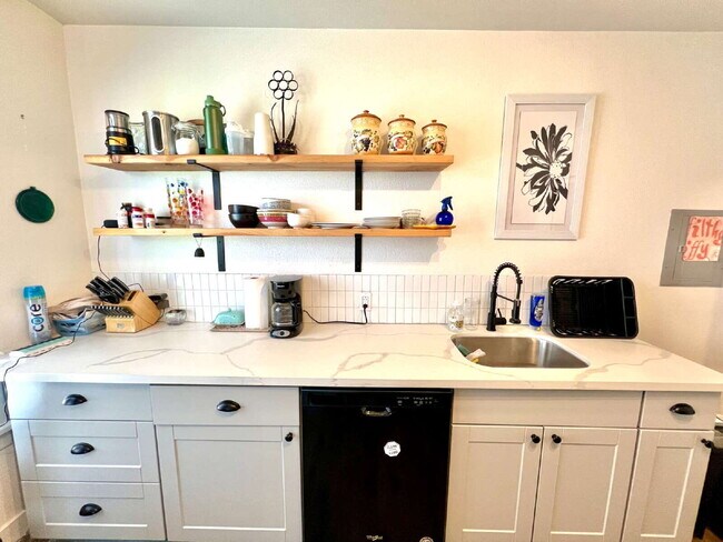 Building Photo - Corner Unit in the Heart of the Tacoma Art District!