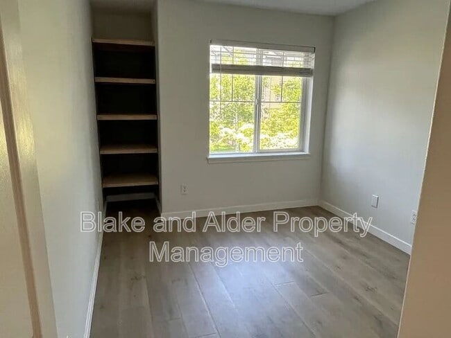 Building Photo - 3624 E Oak Grv St