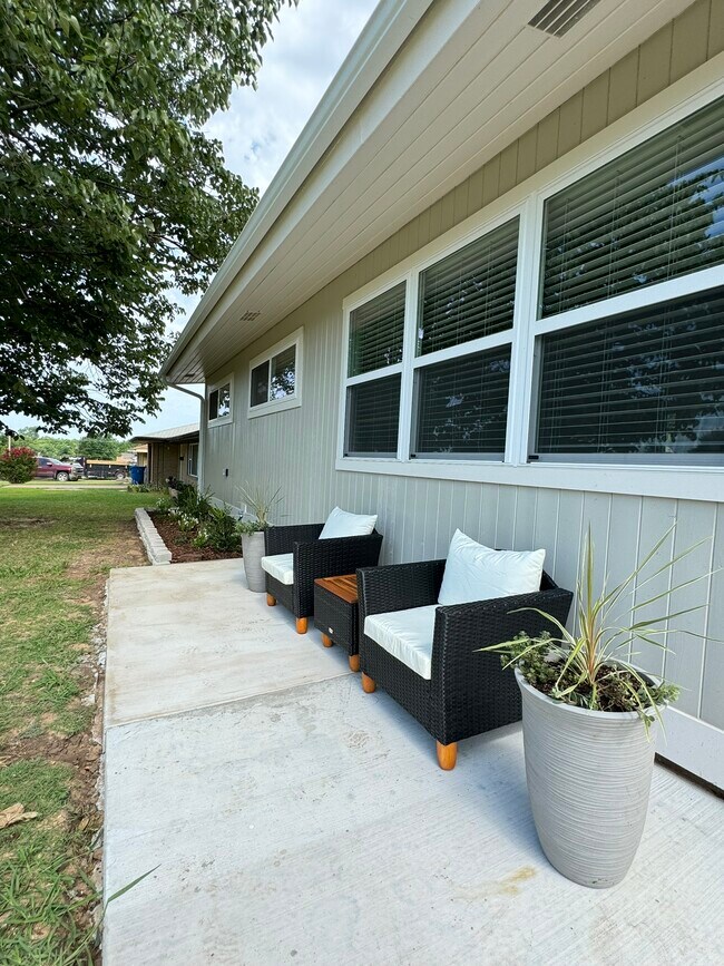 Building Photo - 1442 E Broadway St