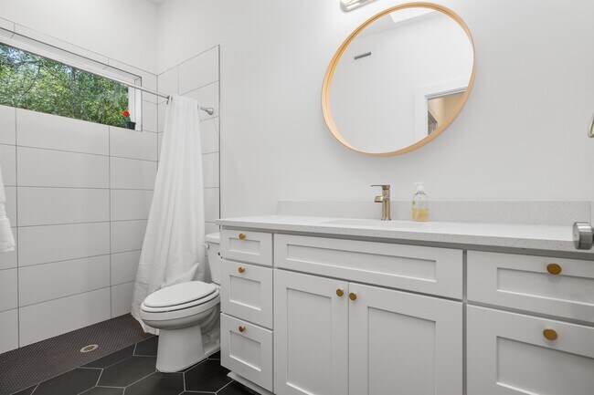 Building Photo - 793 Chapin St