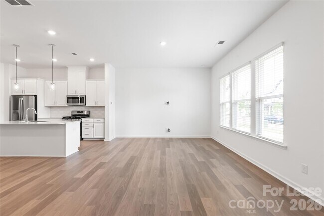 Building Photo - 302 Silver Fleet Dr