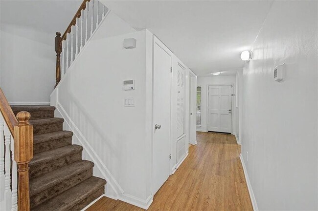 Building Photo - 6350 Hawthorne Terrace