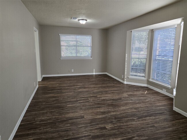 Building Photo - 2623 Fern Hill Dr