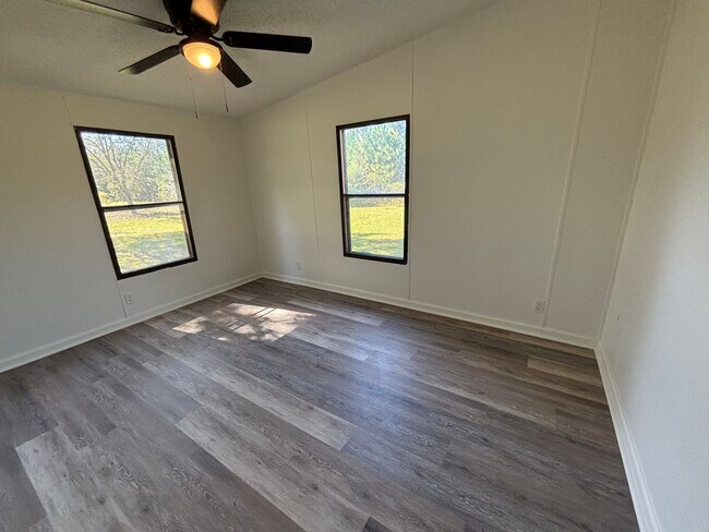 Building Photo - FOR RENT