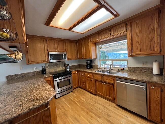 Building Photo - 27030 Oakflat Dr