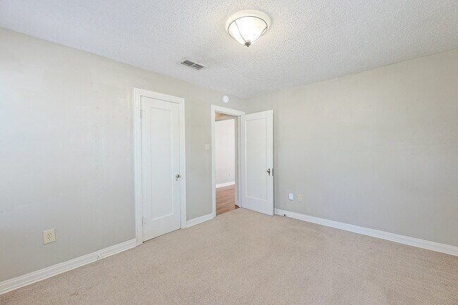 Building Photo - Charming 2 Bedroom Home with Character & Convenient Amenities