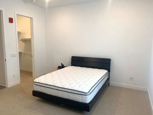 Building Photo - State of the Art-Trendy 1+1 Luxury Condo i...