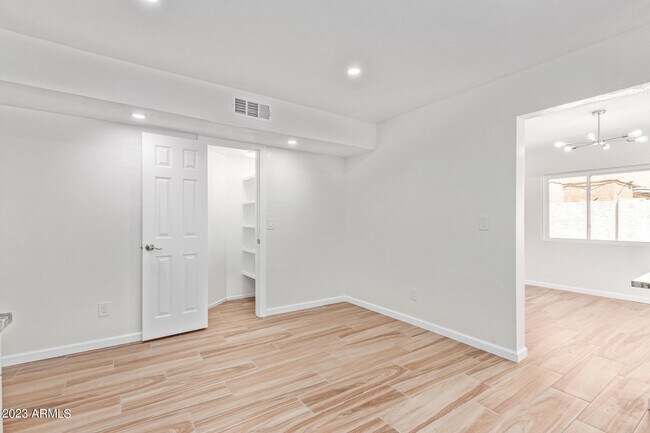 Building Photo - 1337 E Northshore Dr