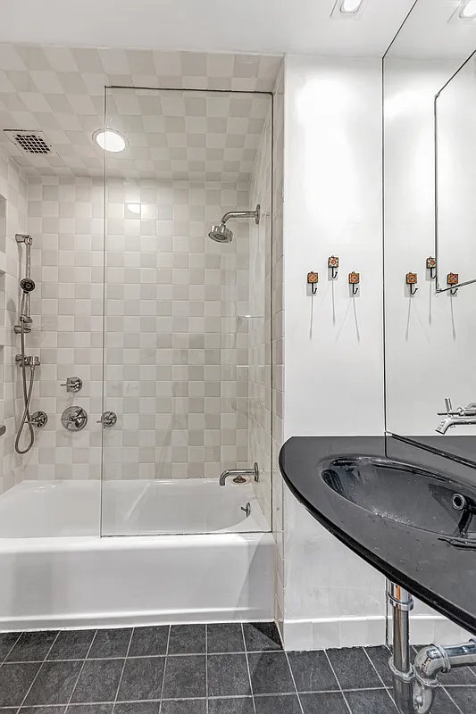 Building Photo - 11 W 89th St