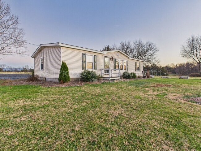 Building Photo - 15 Hayfield Ln