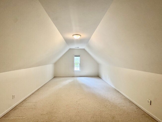 Building Photo - 4 Bed | 2.5 Bath House in Chapel Hill