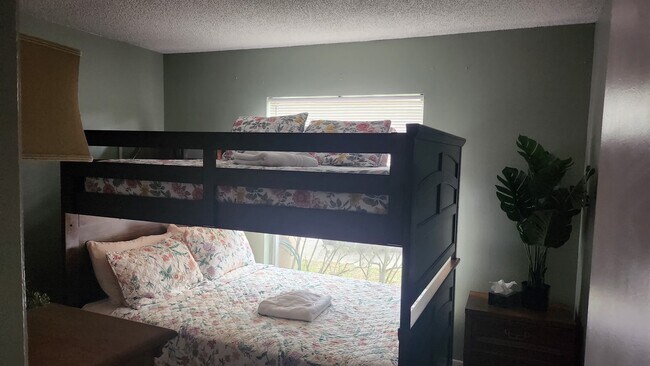 Full size bunkbed - 5014 Gainsville Dr