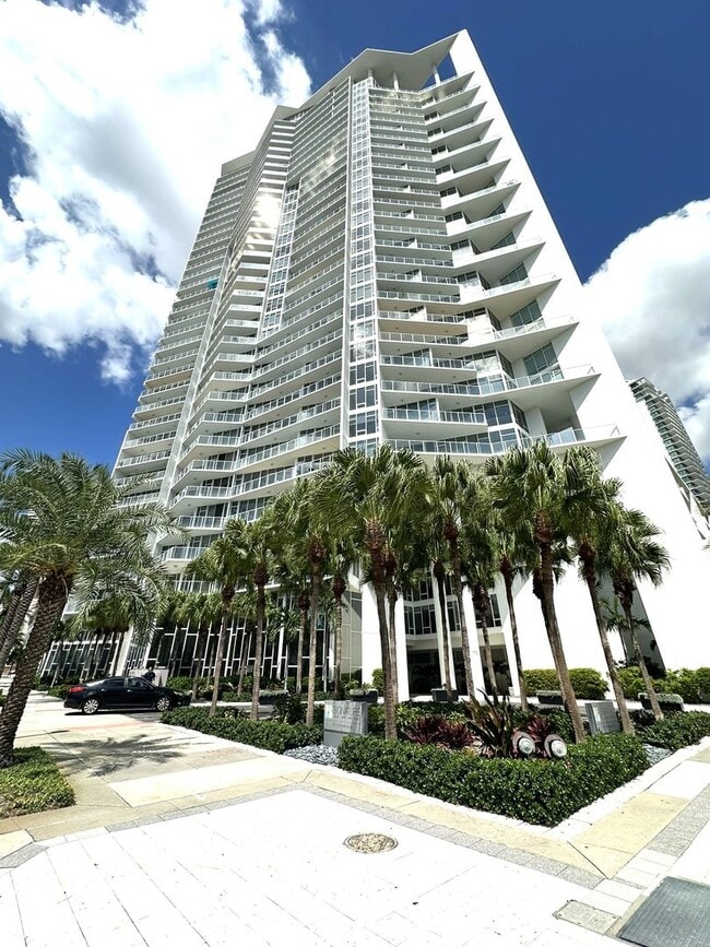 Building Photo - Unfurnished Annual DOWNTOWN ST. PETE - SIG...
