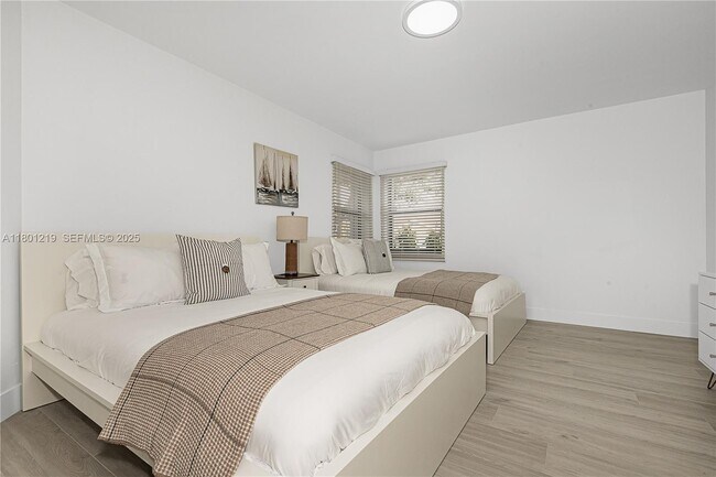 Building Photo - 216 SE 9th St