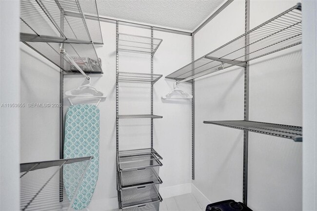 Building Photo - 19601 E Country Club Dr