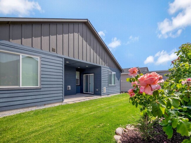 Building Photo - 3 - Bedroom Meridian home on corner lot!!