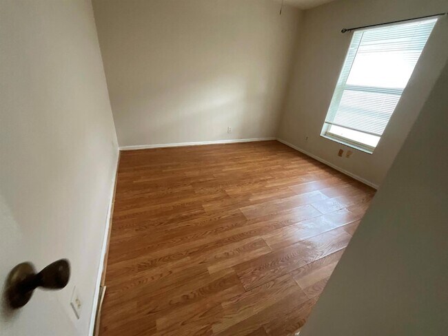 Building Photo - 1002 SW Romaine Ln