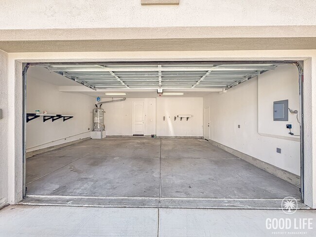 Building Photo - Stunning Home with Modern Comforts Spaciou...
