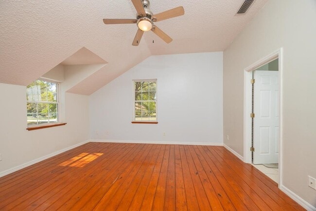 Building Photo - 728 Willow Wood Pl