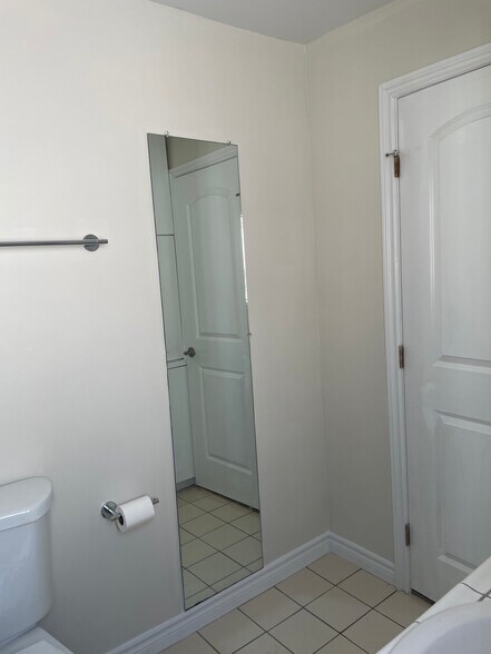 Building Photo - 1518 S Carmelina Ave