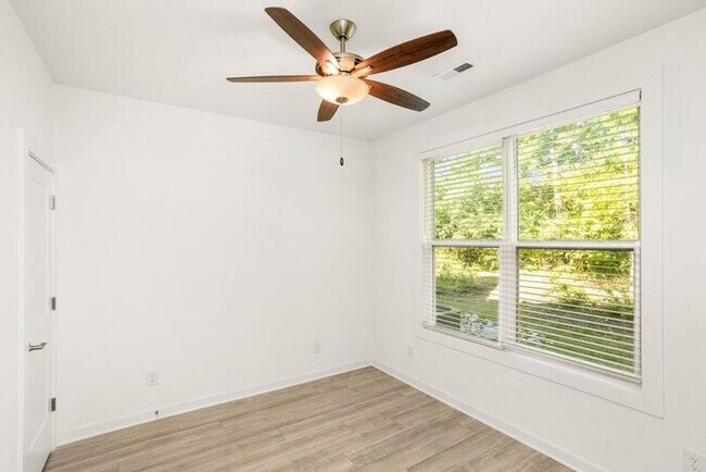 Building Photo - 3 Bed/3 Full Baths! Newer Townhome