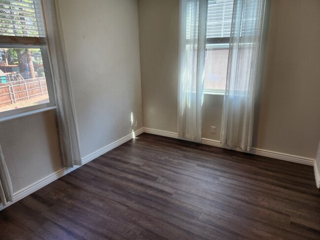 Building Photo - PRICE IMPROVEMENT_Turn Key End Unit Townho...