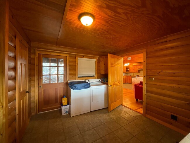 Building Photo - Gorgeous 2 Bedroom, 2 1/2 Bath Home  with BONUS room in Sunrise Beach, TX.