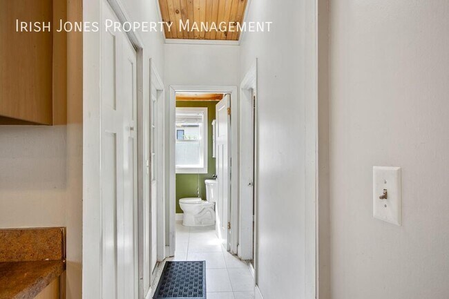 Building Photo - 2829 South Park Ave