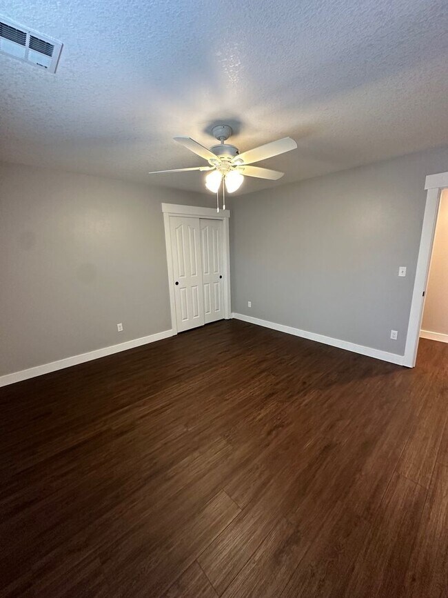 Building Photo - 4 Bedroom House Available in Hammond!