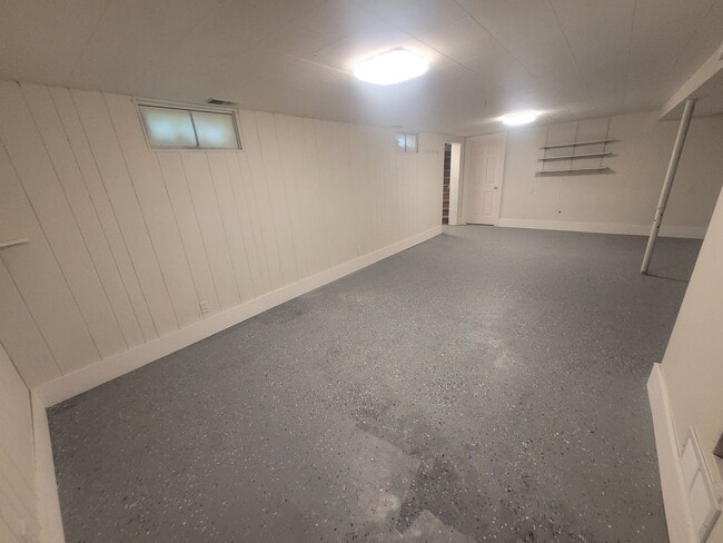 Building Photo - 3 Bedroom, 1.5 Bathroom home with detached...