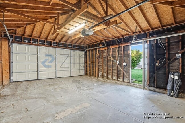 Building Photo - 1421 Stearns Dr