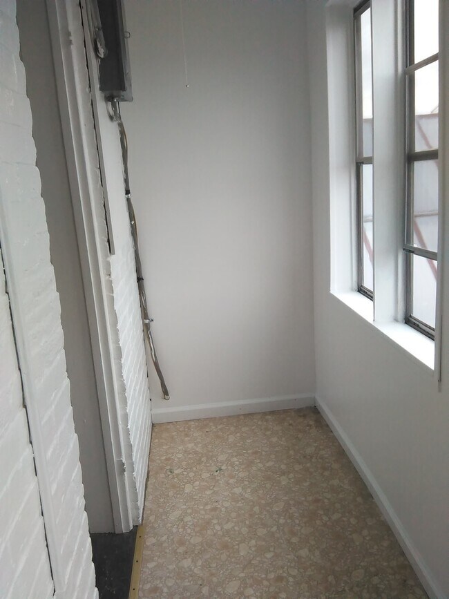 Building Photo - Video in pictures! 3rd Floor 1 Bedroom in Downtown York