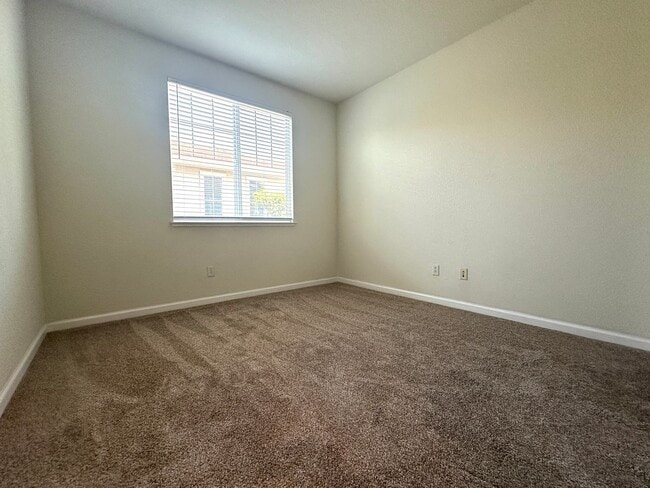 Building Photo - Gorgeous 3 Bed / 2.5 Bath Home in Desirable Rose Garden Community!