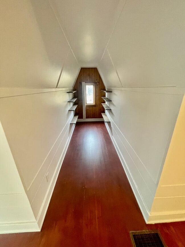 Building Photo - Upgraded 3bd/2bath Laurelhurst Home w/ Pri...