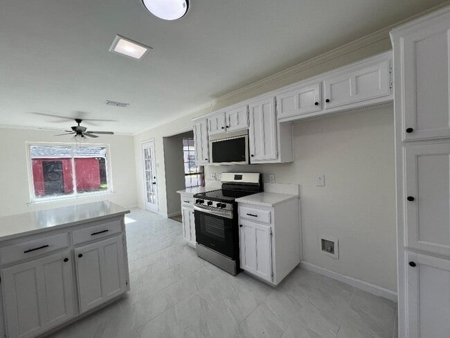 Building Photo - 1500 Hyde Park Blvd