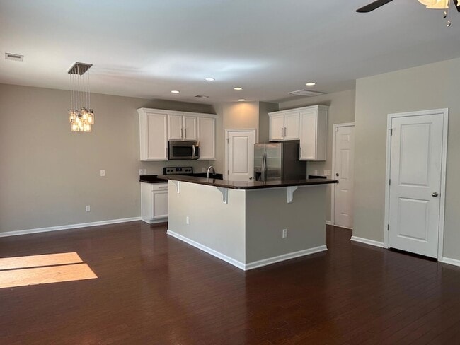 Building Photo - 450 Delmont Dr