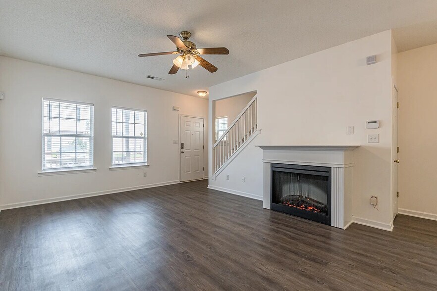 Building Photo - Room in Condo on Ginnis Rd