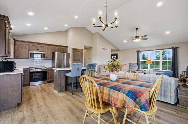 Building Photo - 557 Cannondale Ave