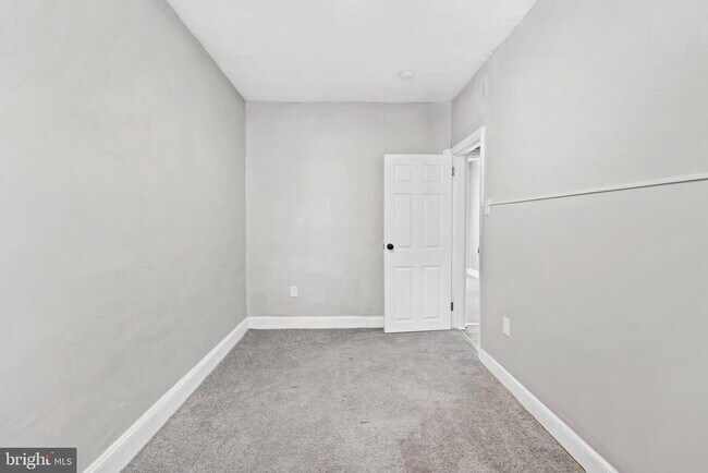 Building Photo - 2511 W Oakdale St