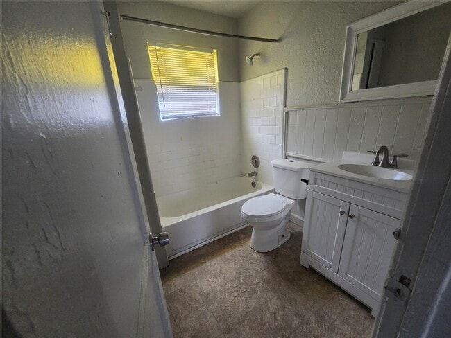 Building Photo - 1133 5th Ave N