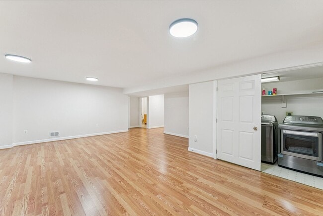 Building Photo - 2 BD/ 2BA  Apartment